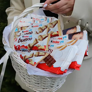 Корзина с продукцией Киндер микс Корзина с продукцией Киндер микс